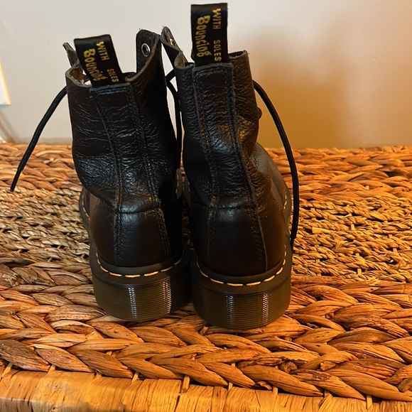 Dr. Martens like new. Only wore few times - Picture 3 of 5